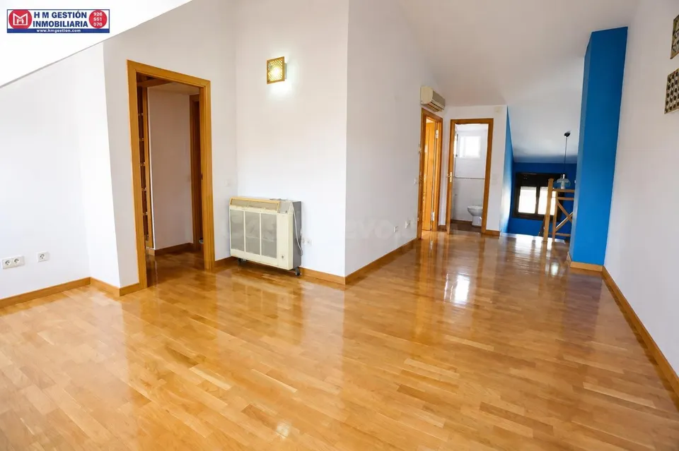 Ático de un dormitorio con aire acondicionado calefacción por  gas, baño y aseo, terraza exterior y plaza de garaje.