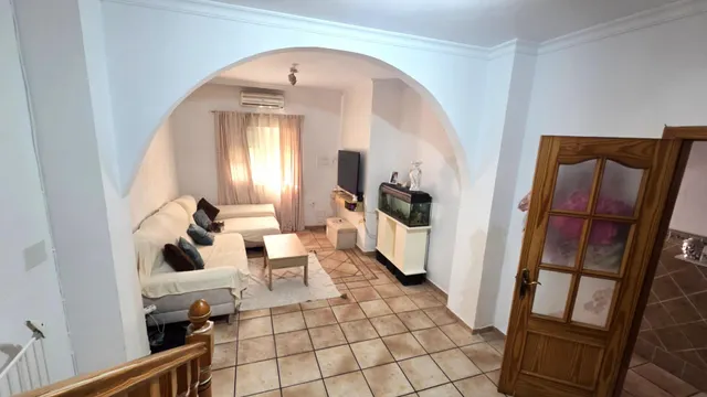 Casa adosada con amplios espacios interiores y exteriores, próxima a María Guerrero — 9