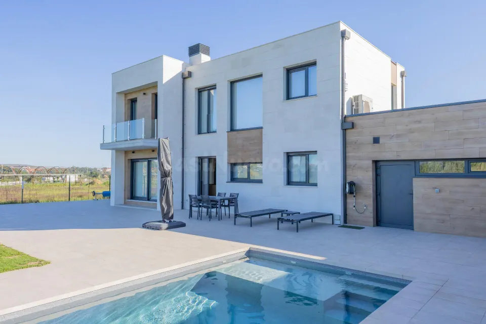 Espectacular chalet en Sancibrián con piscina climatizada