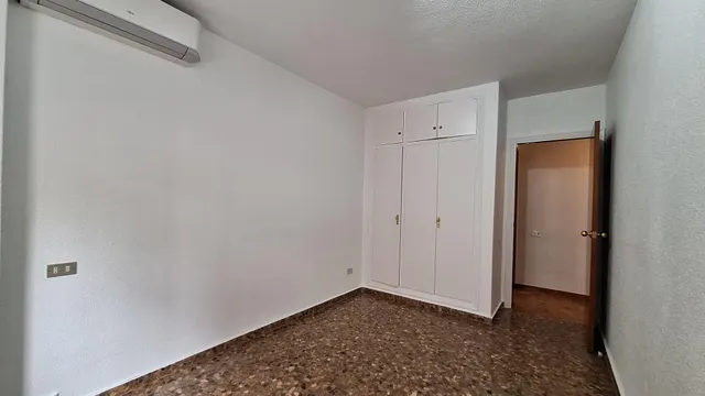 Piso SIN AMUEBLAR de 4 dormitorios, dos baños y plaza de garaje en la Calle Puerta Nueva — 21