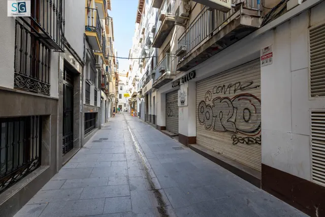 Local Comercial en el Corazón de Granada - Oportunidad Única — 3