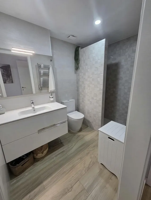 Exclusiva residencia de diseño en Primera Linea de Playa: luz mediterránea, amplias estancias y terraza frente al mar en la zona más codiciada de Málaga — 16