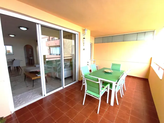 Venta de piso con dos dormitorios en Torrequebrada, Benalmád - foto 4