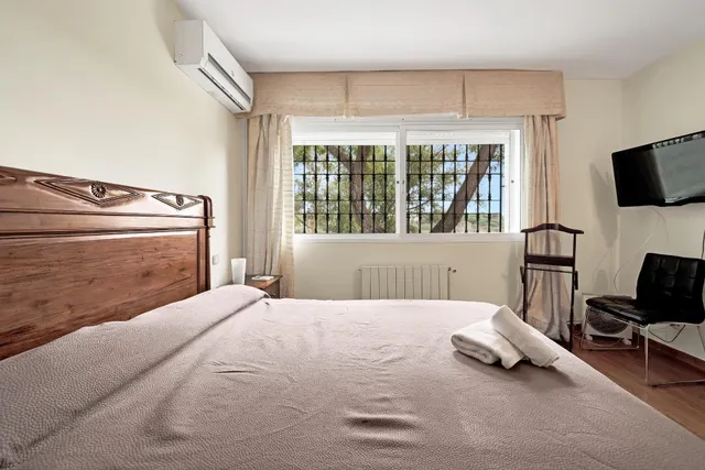 Alquiler larga temporada - Villa Privada con Piscina y Amplio Jardín en Cerrado de Elviria, Marbella — 41
