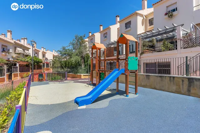 ADOSADA EN URBANIZACIÓN EN HUETOR VEGA — 41