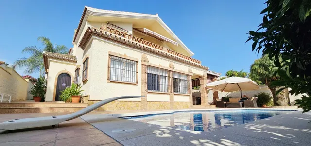 Encantador Chalet de 2 Plantas con Amplios Espacios y Terrazas — 9
