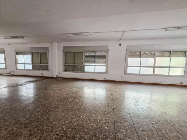 Edificio de tres plantas en alquiler en Barberá del Vallés - foto 2