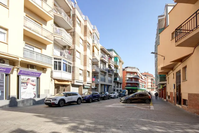 AMPLIO LOCAL EN ST ANDREU DE LA BARCA — 32
