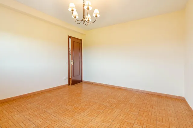 Casa con finca, seis dormitorios y amplio garaje a tres minutos del centro de noreña — 18