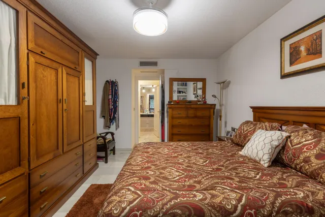 Exclusivo piso señorial con terraza en el Paseo del Salón (Cuesta de Escoriaza), con cochera y trastero. — 35