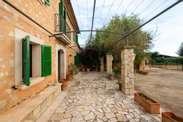 Finca mallorquina con carácter, jardín mediterráneo y vistas a la Serra de Tramuntana · Biniali — 43