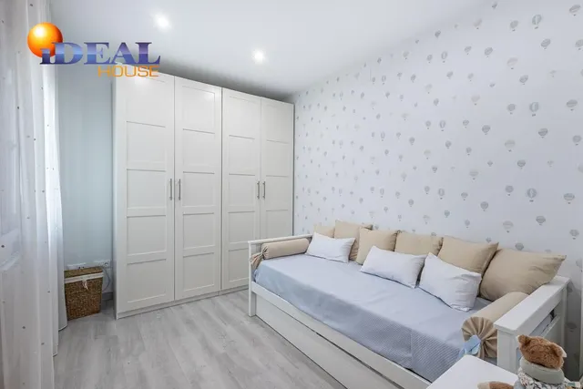 Amplia casa de 182 m2 con patio, gran sótano y a menos de 5 minutos del metro — 22
