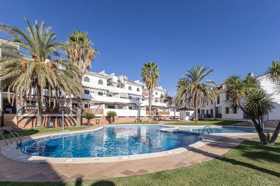 Adosado con espectacular terraza panorámica y piscina a 20 min de Granada