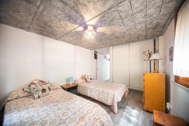 Ponemos a la venta este precioso y peculiar chalet con piscina privada. — 37