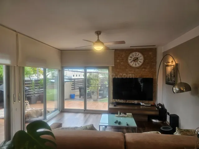 EXCLUSIVA PLANTA BAJA CON JARDIN Y PISCINA - foto 3