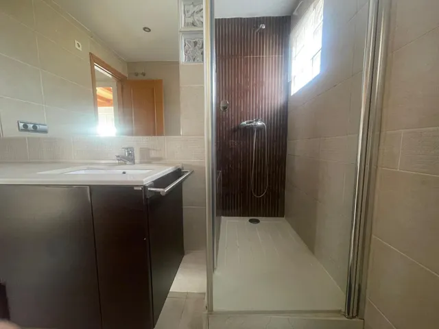 Amplia habitación  en Granada, Ideal para Estudiantes — 32