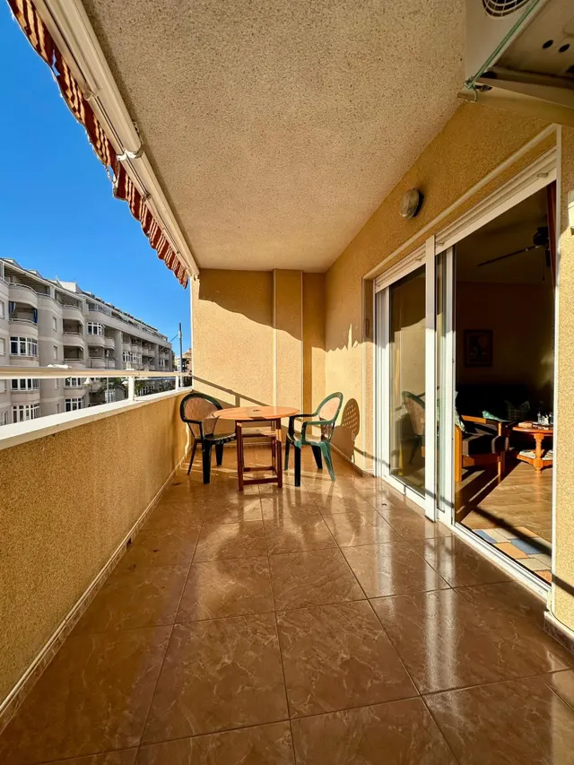 Se vende piso con garaje cerrado y terraza de 10 m2 en Torrevieja — 3
