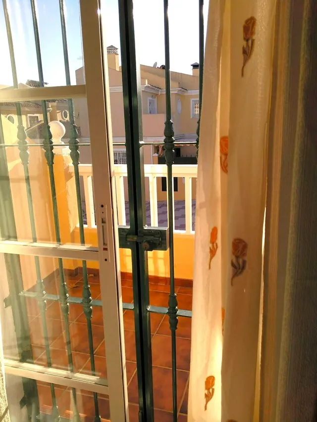 Chalet adosado con piscina y jardín en Urbanización San Luis, Málaga — 10