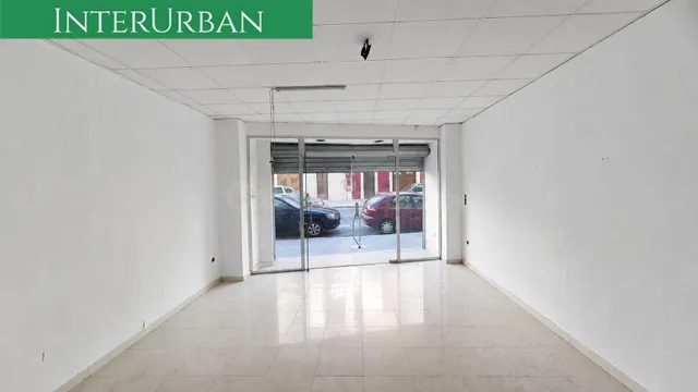Amplio local comercial de 194 m2 en Llíria