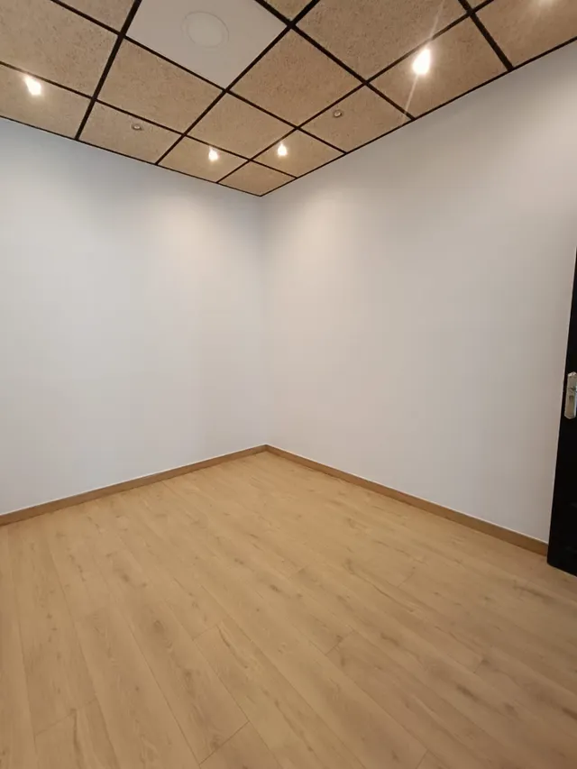 SE VENDE LOCAL COMERCIAL — 8