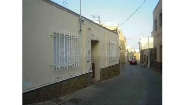 Casa ocupada en venta en Adra