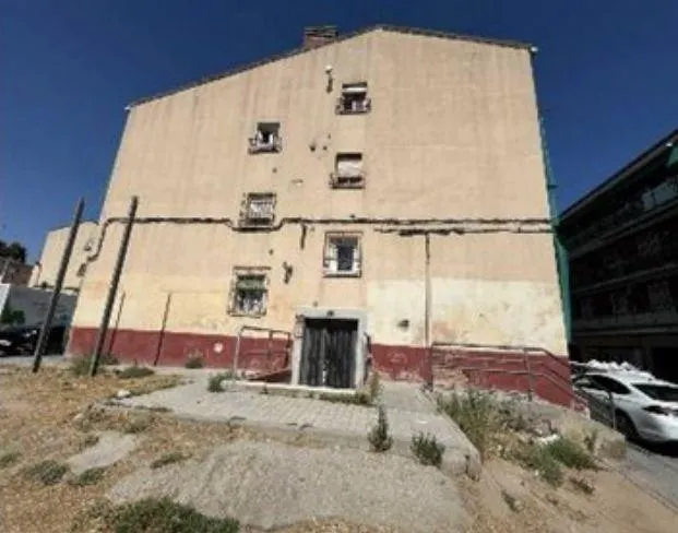 SE VENDE piso OKUPA en C Calle Monterde 5 de Madrid — 4
