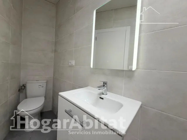 Estrena diseño y máxima eficiencia en esta moderna planta baja reformada con piscina y garaje — 32