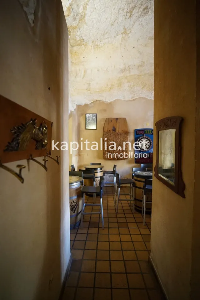 Bar en la emblemática población de Bocairent. — 31