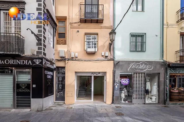 Edificio junto a Plaza Bib-rambla. — 26