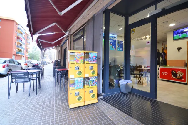 Negocio de restaurante-bar en funcionamiento en local esquinero de 402 m2 — 22