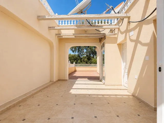 Villa independiente con piscina privada y 6 dormitorios junto a la Laguna Rosa de Torrevieja — 42