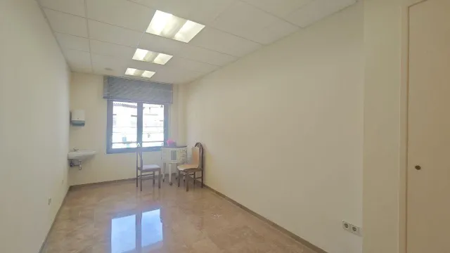 Amplio local comercial con varios despatxos en pleno eje comercial de Manresa — 13