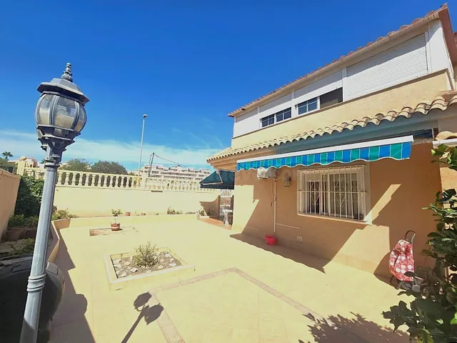 Amplia villa (aprox. 98 m2 + terrazas y garaje) con 3 dormitorios, 2 baños y gran piscina comunitaria. Cerca de colegios y comercios, y a solo 1,5 km de las playas de Punta Prima. — 4