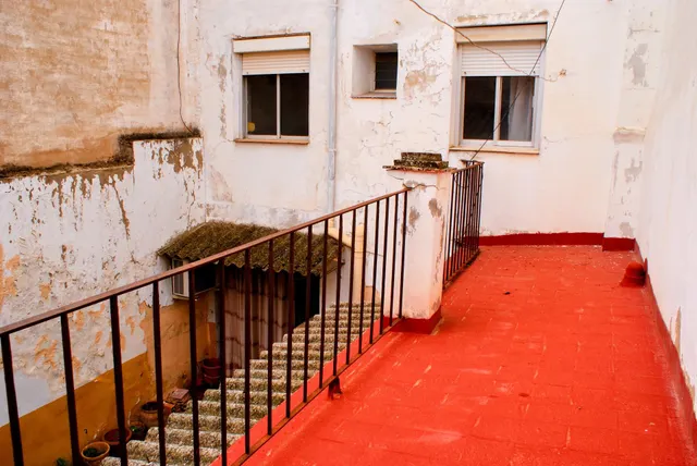 Amplia casa con patio interior en Font de la Figuera — 25