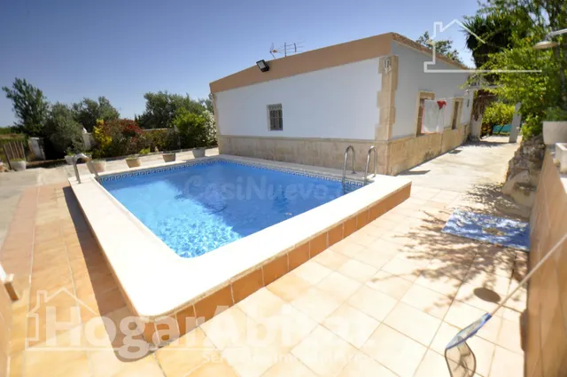 CHALET RÚSTICO CON PISCINA, TRASTERO Y GARAJE