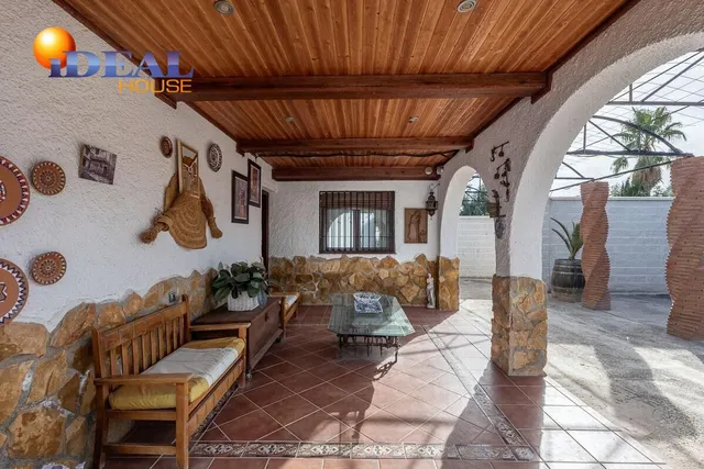 Chalet independiente con pozo propio y placas solares — 28