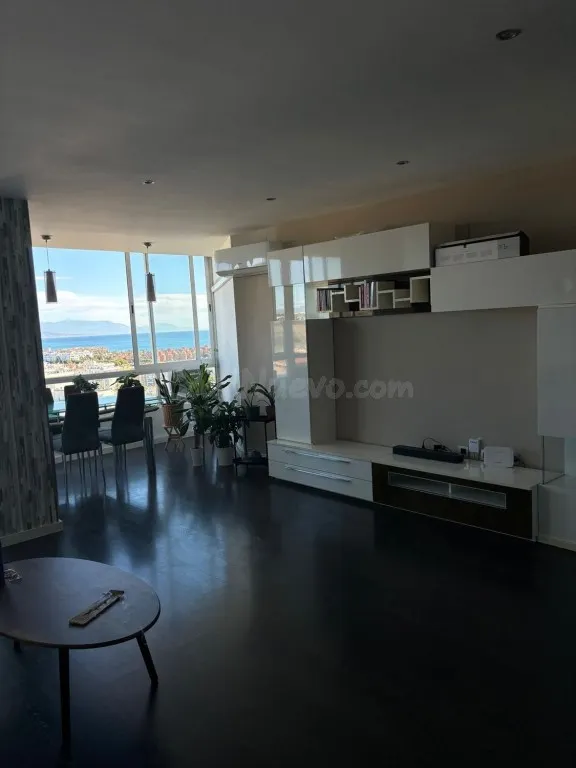 Exclusivo apartamento reformado con impresionantes vistas al mar en una de las mejores zonas de Torremolinos — 8