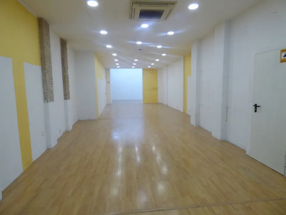 LOCAL COMERCIAL EN ALQUILER EN PLENO CENTRO DE MANRESA