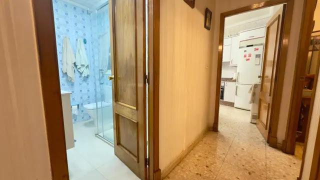 ¡Tu nuevo hogar en este encantador piso en un edificio con carácter del año 1975 y 4 habitaciones! — 23