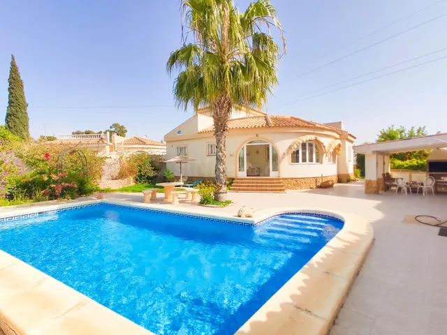 Villa con 4 dormitorios y piscina privasda en Ciudad Quesada - foto 3