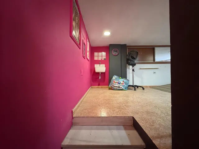 SE VENDE EXCELENTE LOCAL — 12