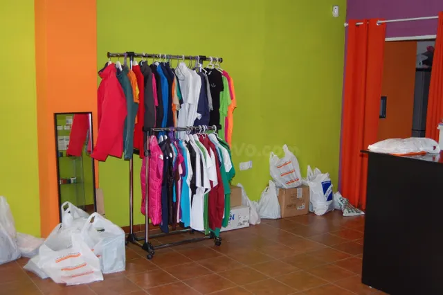 Local acondicionado, de 110 m2, tiene cuatro estancias, tien - foto 2