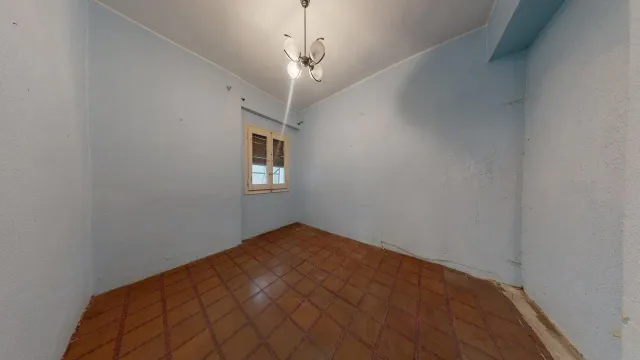 Piso de 89 m2 útiles con AMPLIA TERRAZA DE 40m2!!! Distribuido en cinco dormitorios, salón, cocina con despensa y terraza interior a patio de luces y un baño. — 30