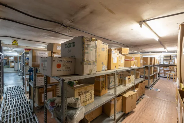 Amplio local comercial en una de las zonas más consolidadas de Granada con salida a dos calles — 19