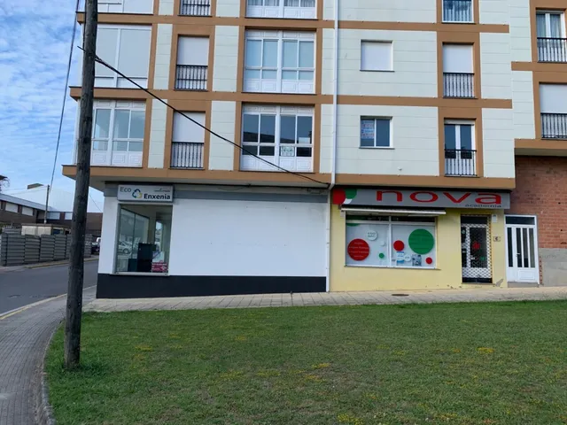 SE VENDE O ALQUILA ENTREPLANTA COMERCIAL EN RIANXO — 10