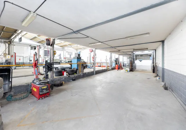 NAVE EN INMEJORABLE SITUACIÓN HABILITADA PARA TALLER — 8