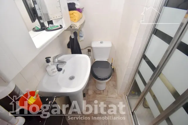 Disfruta de la luz natural y el encanto de vivir a un paso del centro en este acogedor piso con balcón — 24