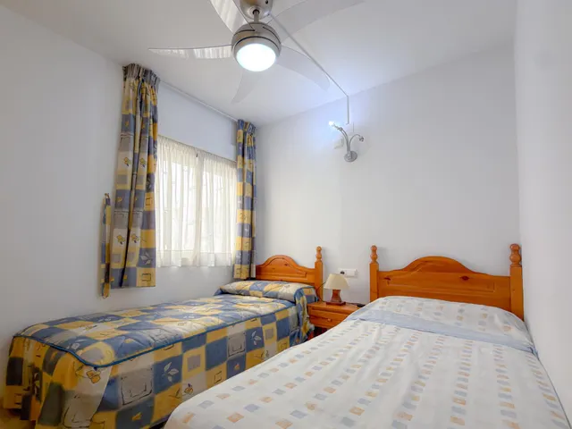 Centro! Estupendo apartamento con 2 dormitorios y 2 baños + Terraza con vistas laterales al mar + Piscina comunitaria — 12
