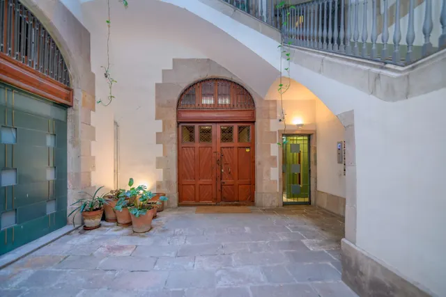 EXCLUSIVA OFICINA DE DISEÑO DE 226 M2 EN EL CORAZÓN DEL BARRIO GÒTIC — 28
