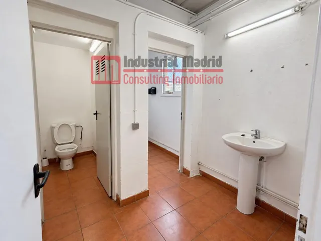 Nave industrial con gran altura, oficinas y excelentes calidades — 6